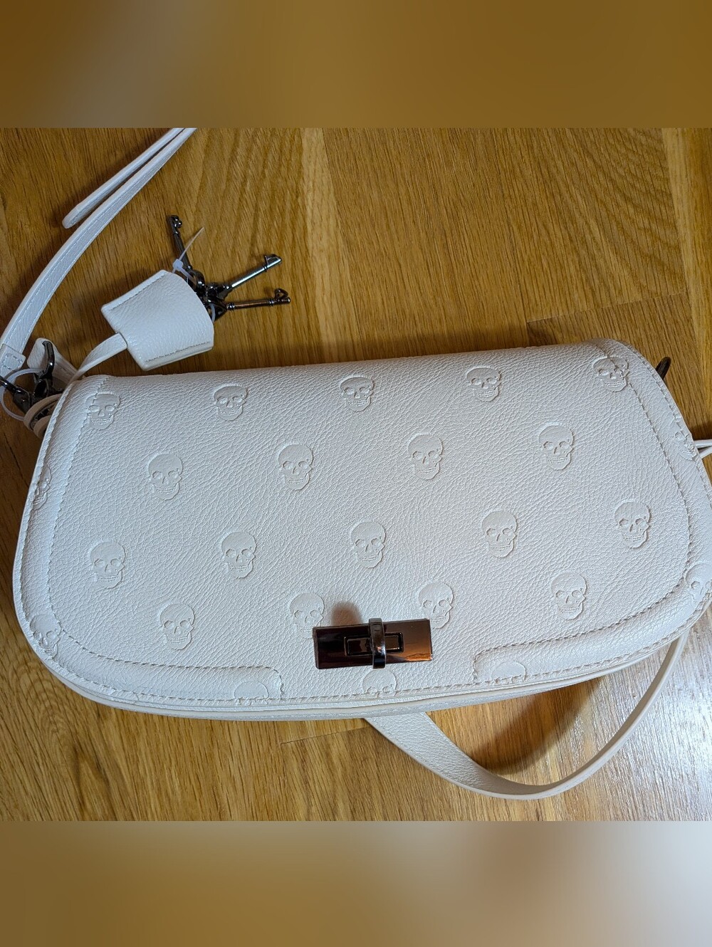 NWOT Betsey Johnson Embossed Skull Purse In Cream